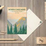 Carte Postale North Cascades National Park Washington Vintage<br><div class="desc">Design vectoriel de North Cascades. Le parc comprend une section nord et sud,  divisée par la rivière Skagit qui traverse les réservoirs de la zone de loisirs nationale de Ross Lake.</div>