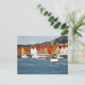 Carte Postale Norvège, Maisons peintes au bord de l'eau (Debout devant)