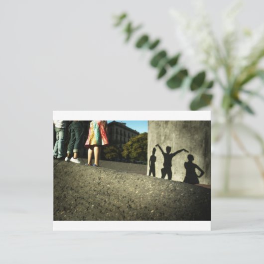 Carte Postale Nous applaudissons, nous dansons, nous agissons co (Debout devant)