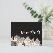Carte Postale Nous avons déménagé des maisons de Noël éclairées (Debout devant)