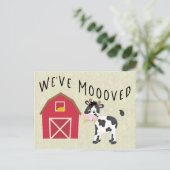 Carte Postale Nous avons déménagé la vache avec la grange Change (Debout devant)