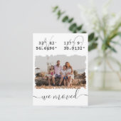 Carte Postale "Nous avons déménagé" Latitude Longitude Photo fam (Debout devant)