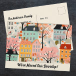 Carte Postale Nous avons déplacé un nouveau Faire-part de déplac<br><div class="desc">Un charmant Nous avons déménagé faire-part avec un mignon motif de maison de village. Personnalisez-le avec votre nom. Conçu pour vous par Blackberry Boulevard.</div>
