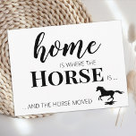 Carte Postale Nous avons déplacé une nouvelle adresse Cheval Fai<br><div class="desc">Home is Where The Horse Is ... et le cheval a bougé! Laissez votre meilleur ami annoncer votre déménagement avec cette carte de faire-part émouvante à cheval mignon et drôle. Personnalisez le dos avec les noms et votre nouvelle adresse. Cette faire-part équestre est un incontournable pour tous les amateurs de...</div>