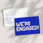 Carte Postale Nous sommes engagés Retro Super Jouer Unique Bleu<br><div class="desc">Annoncez votre fiançailles avec une touche de charme rétro à l'aide de cette carte postale "We're Engaged" avec typographie blanche joueuse sur un arrière - plan bleu moderne. Le design d'inspiration vintage apporte une ambiance joyeuse et nostalgique, tandis que le bleu audacieux ajoute une touche contemporaine. Parfait pour les couples...</div>