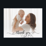Carte Postale Nouveau-né Photo bébé Calligraphie moderne Merci<br><div class="desc">Élégant script de calligraphie moderne Nouveau-né Baby Photo Merci Carte postale. Dispose d'un beau texte "merci" dans une calligraphie manuscrite swash tail police photo overlay script. À l'envers,  le message personnel pré-fait en noir et blanc. Facile à personnaliser avec votre photo bébé et les détails.</div>