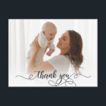 Carte Postale Nouveau-né Photo bébé Calligraphie moderne Merci<br><div class="desc">Élégant script de calligraphie moderne Nouveau-né Baby Photo Merci Carte postale. Dispose d'un beau texte "merci" dans une calligraphie manuscrite swash tail police photo overlay script. À l'envers,  le message personnel pré-fait en noir et blanc. Facile à personnaliser avec votre photo bébé et les détails.</div>