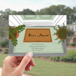 Carte Postale Nouvelle adresse que nous avons déplacée Faire-par<br><div class="desc">Illustration de la porte d'entrée avec porte verte avec des plantes en pots de chaque côté et tapis de bienvenue sur un tapis de dispersion vert.</div>