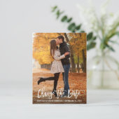 Carte Postale Nouvelle Date Changer La Date Moderne Brush Script (Debout devant)