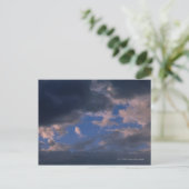 Carte Postale Nuages de tempête contre ciel bleu (Debout devant)