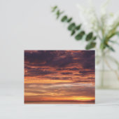 Carte Postale Nuages foncés dans ciel rayé orange (Debout devant)