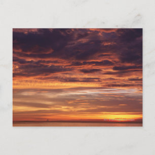 Carte Postale Nuages foncés dans ciel rayé orange
