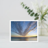 Carte postale nuageuse Sunset (Debout devant)