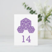 Carte postale Numéro de table de dés D20 violet (Debout devant)