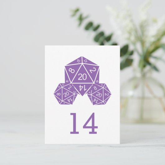 Carte postale Numéro de table de dés D20 violet (Debout devant)