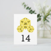 Carte postale Numéro de table des dés D20 jaune (Debout devant)