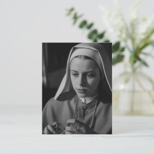 Carte Postale Nun en noir et blanc (Debout devant)