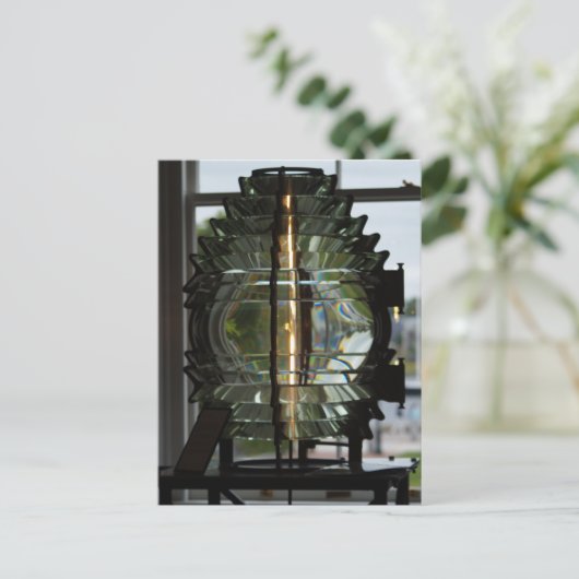 Carte Postale Objectif Fresnel de phare (Debout devant)