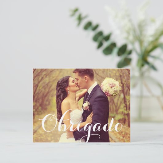 Carte Postale Obrigado Elegant White Script Mariage Photo (Debout devant)