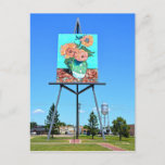 Carte Postale Oeuvre de tournesols de Van Gogh, Goodland, KS<br><div class="desc">"Giant Van Gogh's Sunflowers Artwork and Water Tower, Goodland, Kansas" de Catherine Sherman. Deux grandes structures accueillent les visiteurs à Goodland, Kansas. L'une est une reproduction géante d'une des peintures de Tournesols de Vincent Van Gogh : l'autre est un château d'eau portant le nom de la ville. Ne serait-ce pas...</div>