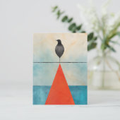 Carte Postale Oiseau noir sur un triangle rouge (Debout devant)