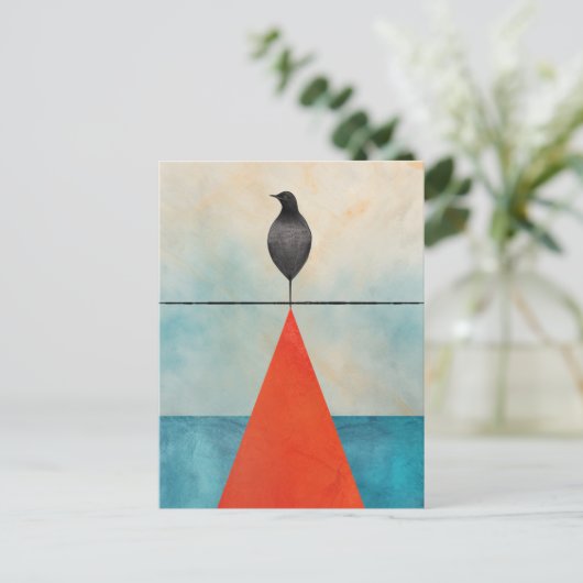 Carte Postale Oiseau noir sur un triangle rouge (Debout devant)