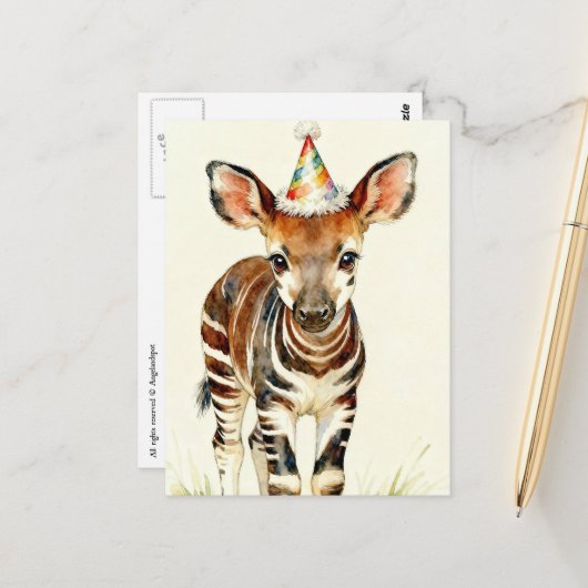 Carte Postale Okapi bébé dans un chapeau de fête (Devant/Arrière en situation)
