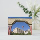 Carte Postale Olympic Plaza et Calgary Tower, Alberta, Canada (Debout devant)