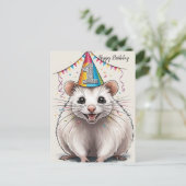 Carte Postale Opossum de Virginie portant un chapeau d'anniversa (Debout devant)