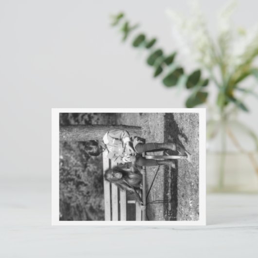 Carte Postale Orangutan et garçon dans le zoo national (Debout devant)