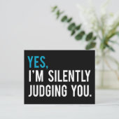 Carte Postale Oui, je vous juge silencieusement (Debout devant)