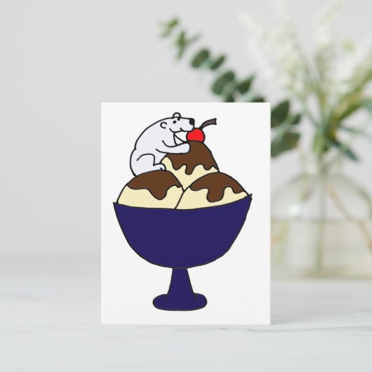 Carte Postale Ours polaire drôle mangeant un sundae de glace (Debout devant)