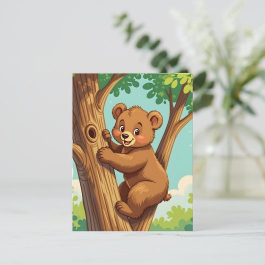Carte Postale Ourson mignon grimpant à un arbre (Debout devant)