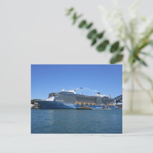 Carte Postale Ovation of the Seas amarré au quai circulaire (Debout devant)