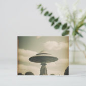 Carte Postale OVNI mystérieux (Debout devant)