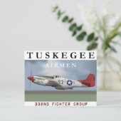 Carte Postale P51D Red Tail chasseur piloté par Tuskegee Airmen (Debout devant)