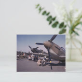 Carte Postale P-51 Mustang, 1942 (Debout devant)