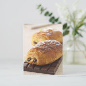 Carte Postale pain au chocolat (Debout devant)