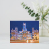 Carte Postale Palacio de Comunicaciones à la nuit à Madrid (Debout devant)