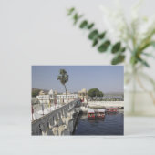 Carte Postale Palais Jag Mindar, lac Pichola, Udaipur, Inde. (Debout devant)
