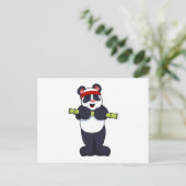 Carte Postale Panda au travail avec poids en bambou (Debout devant)