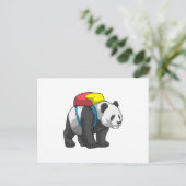 Carte Postale Panda comme randonneur avec sac à dos (Debout devant)