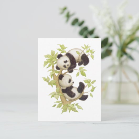 Carte Postale Pandas jouant dans un arbre (Debout devant)