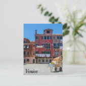 Carte Postale Panier avec boîtes à Venise (Debout devant)