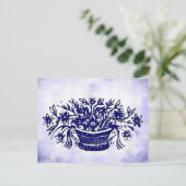Carte Postale Panier de fleurs bleues et blanches sur toile faux (Debout devant)
