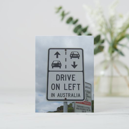 Carte Postale Panneau Conduire à gauche en Australie (Debout devant)