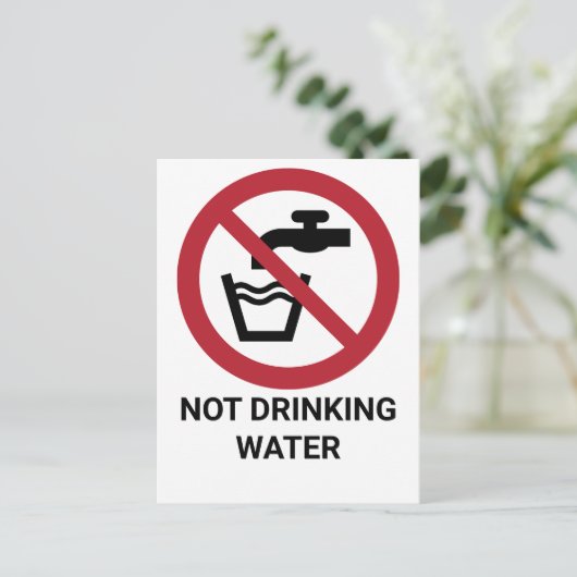 Carte Postale Panneau d'interdiction de l'eau potable (Debout devant)
