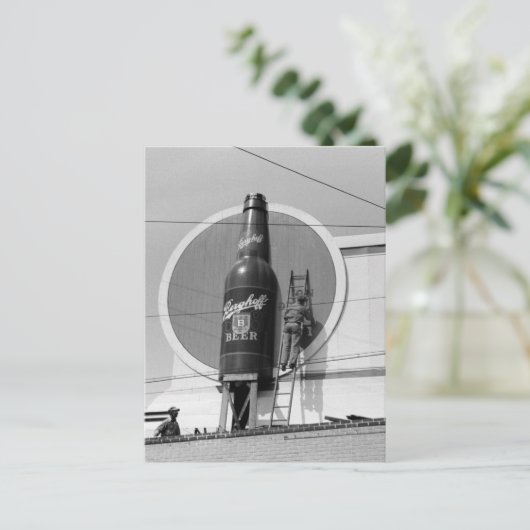Carte Postale Panneau publicitaire de la bière, 1940 (Debout devant)