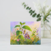 Carte Postale Papillon émergeant de sa chrysalide sur des orties (Debout devant)