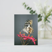 Carte Postale Papillon noir et jaune blanc sur Fleurs roses (Debout devant)